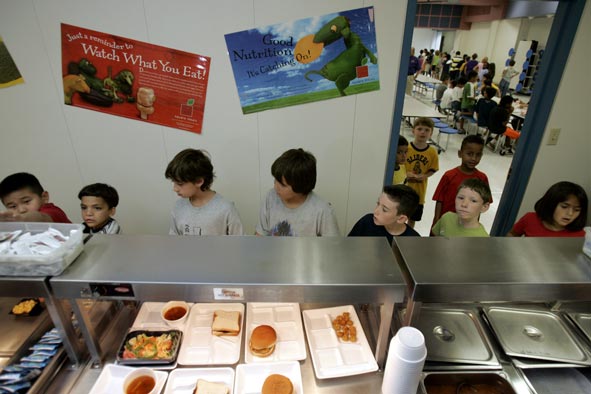 kids in school lunch line